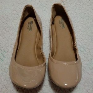 MOSSIMO BEIGE FLATS SIZE 5 WOMENS